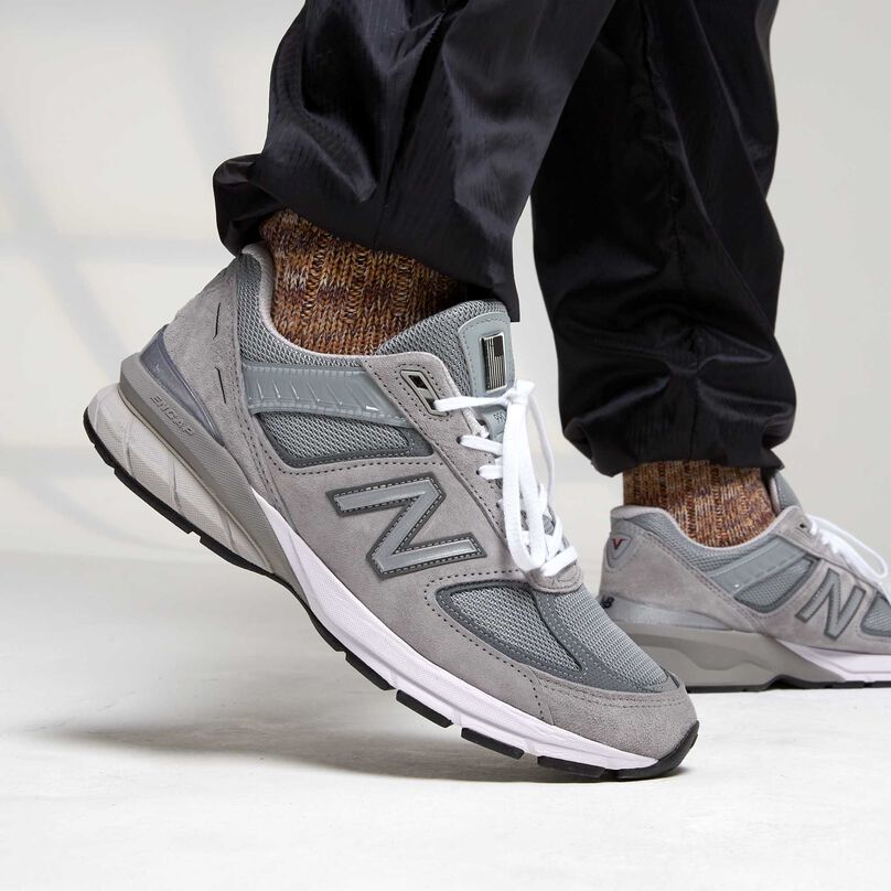 Grey 990 mens&rsquo; sneaker worn with colorful socks 